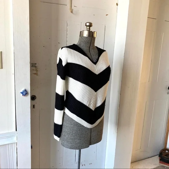 Chevron Laced Sweater Black & White Med - Picture 3 of 11